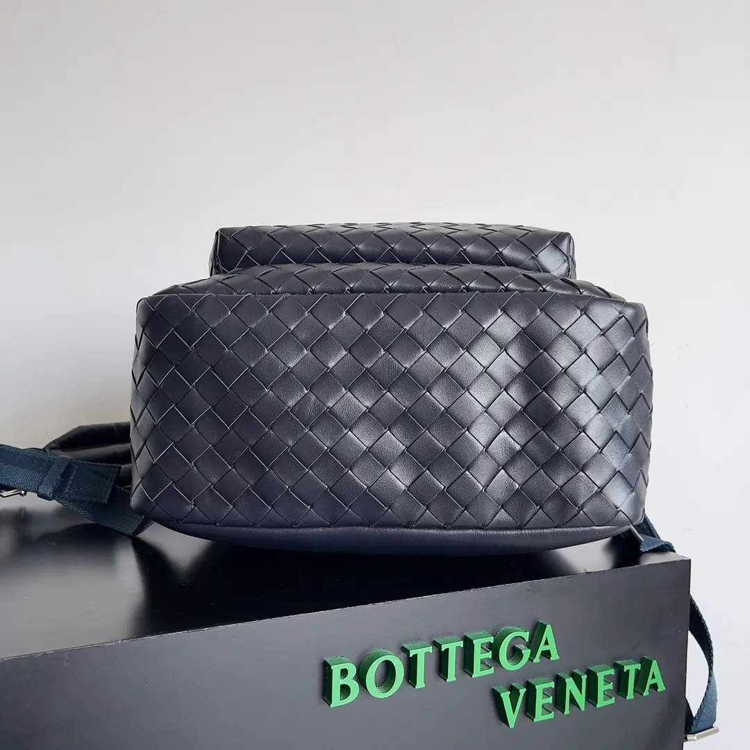 Batch 3100 large size ~ BV’s new woven backpack is so delicious ~ BV has finally released a backpack that I have been looking forward to for a hundred times ~ Full of details Luxurious leather + ultimate details + invincible capacity, really awesome ~ Unique weaving process plus soft and comfortable calfskin imported from Italy. The design of the wide shoulder straps makes the stress points on the shoulders more even. There is a laptop compartment inside with double zipper opening. Daily commuting is not a problem at all. Style number: 730732 Size: 46.5*14*30cm